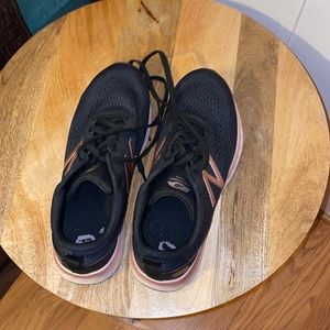 New balance tennis shoes